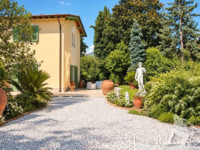 Casa con 6 locali in affitto in Forte Dei Marmi
