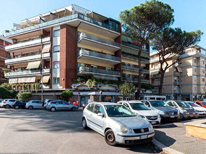 Appartamento trilocale in vendita in Piazza delle Fiamme Gialle, Roma