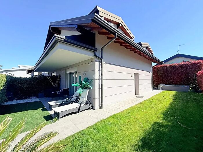 Casa con 5 locali in vendita in Via Crespi, Carate Brianza