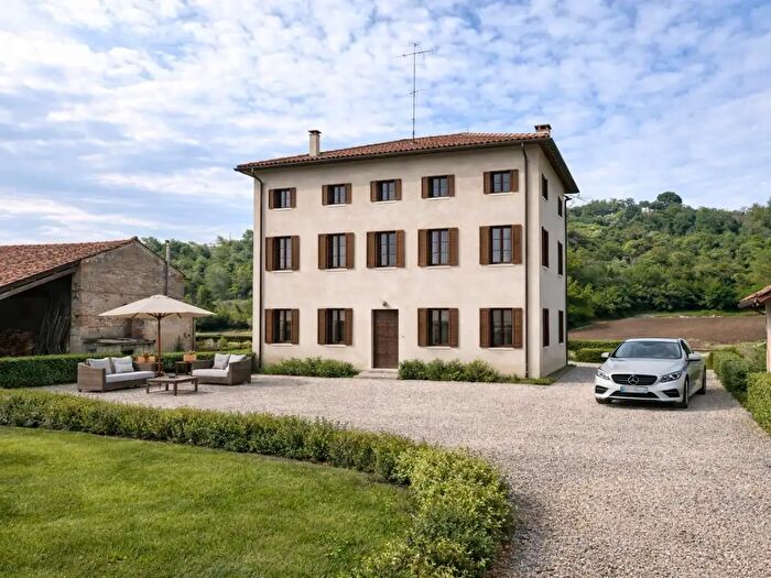 Casa con 8 locali in vendita in Vicenza