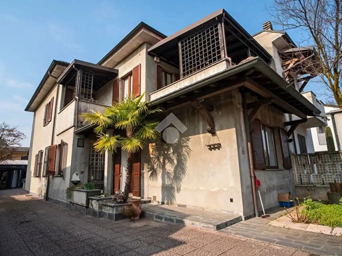 Casa quadrilocale in vendita in Via Don Ettore Cazzaniga, Sovico