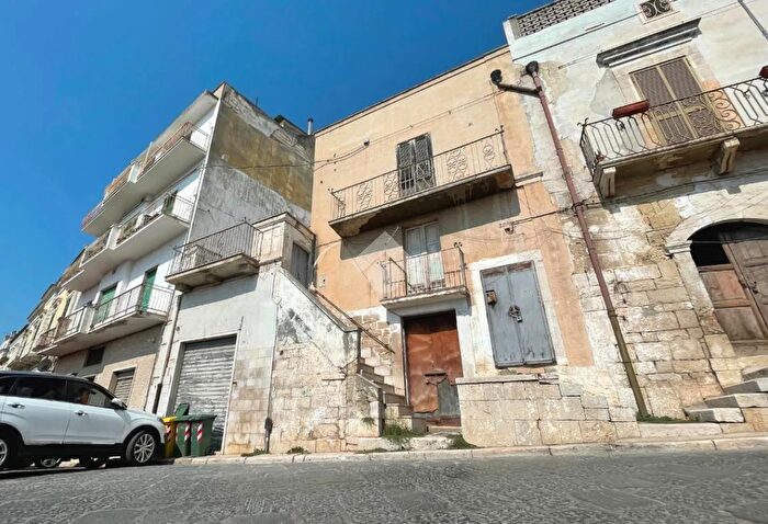 Casa con 8 locali in vendita in Piazza Umberto I, Canosa Di Puglia