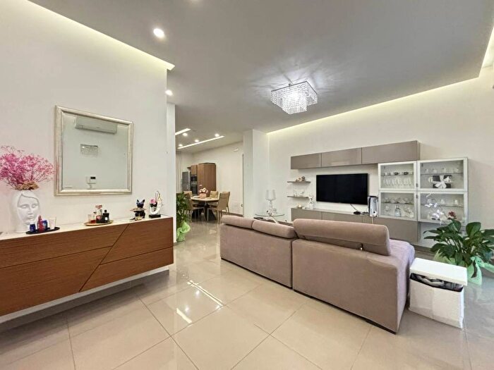 Appartamento trilocale in affitto in Via Guglielmo Marconi, Parete