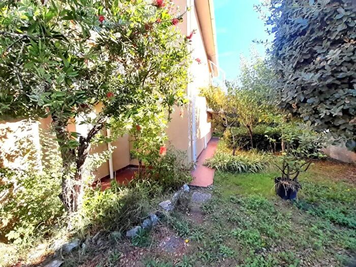 Casa con 12 locali in vendita in Cecina