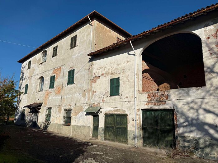 Casa con 10 locali in vendita in Novi Ligure