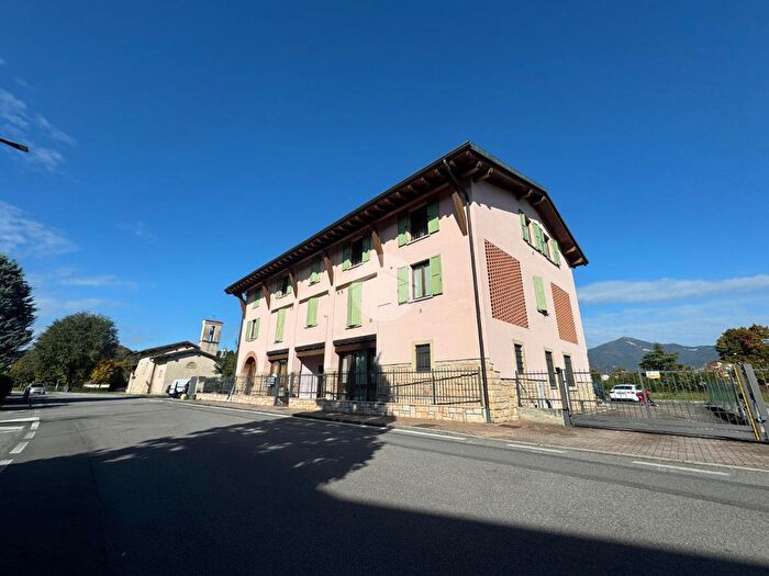 Appartamento trilocale in vendita in Via SantAntonino, Montello