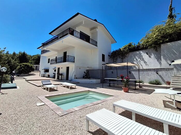 Casa con 7 locali in vendita in Via Colle Villa, Zagarolo