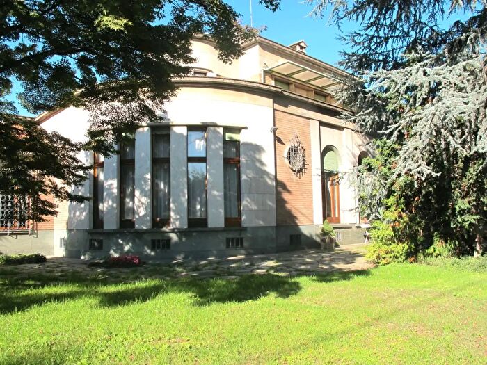 Casa con 8 locali in vendita in Via Piave, Cirie