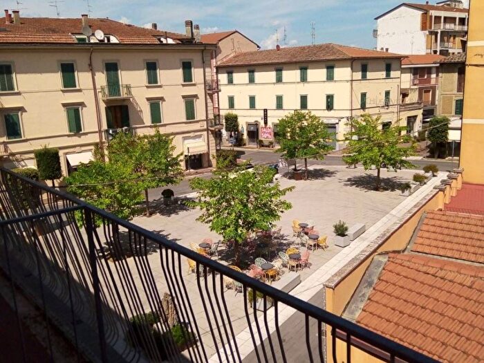 Appartamento trilocale in affitto in Piazza Giuseppe Garibaldi, Chiusi Scalo, Chiusi