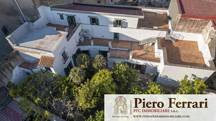 Appartamento con 15 locali in vendita in Via Matteo Renato Imbriani Napoli, Napoli