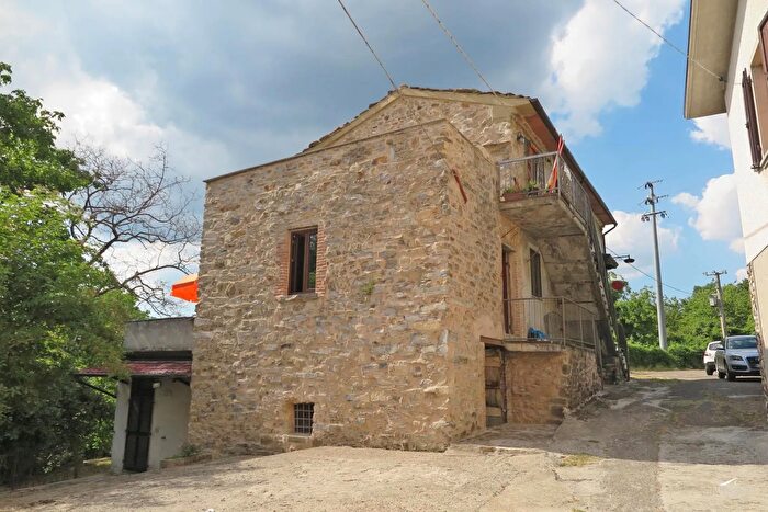 Casa con 5 locali in vendita in Bagnone