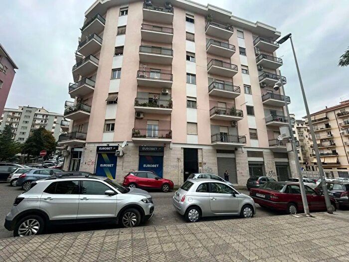 Appartamento trilocale in vendita in Via delle Medaglie d'Oro, Cosenza