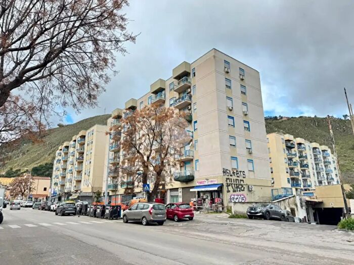 Appartamento quadrilocale in vendita in Via Enea Rossi, Palermo