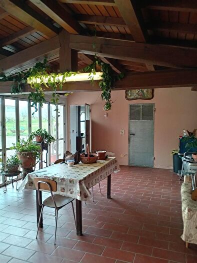 Casa con 16 locali in vendita in Castelvetro Piacentino