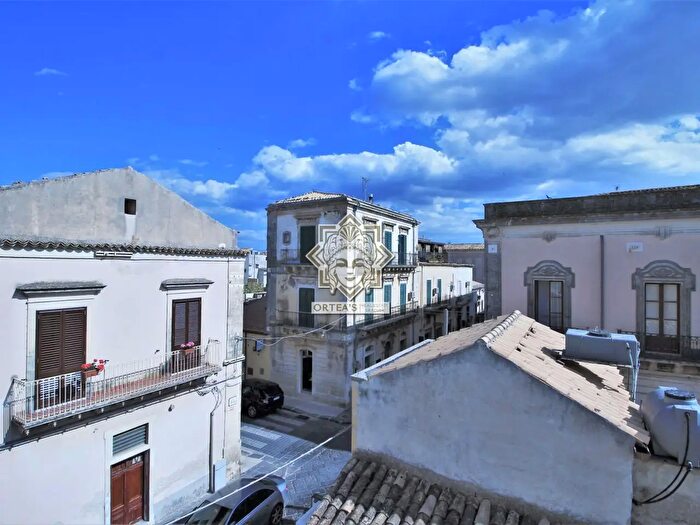 Casa con 7 locali in vendita in Via Principe Umberto, Noto