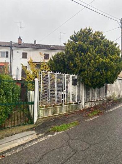Casa con 6 locali in vendita in Paderna