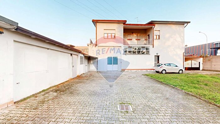 Casa con 10 locali in vendita in Via Muoni, Gorgonzola