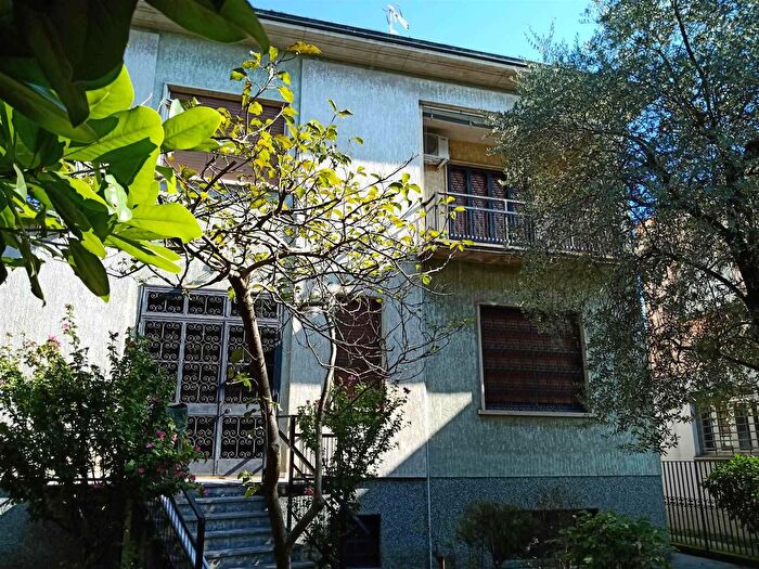 Casa quadrilocale in vendita in Via Grandi, Gallarate