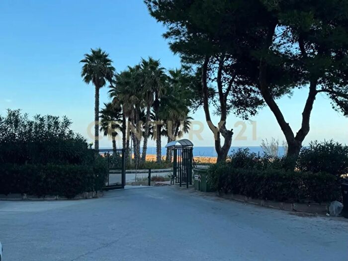 Appartamento con 6 locali in vendita in Via Luigi Cassia, Siracusa