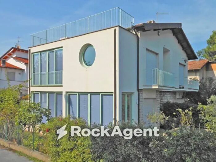 Casa con 6 locali in vendita in Camaiore