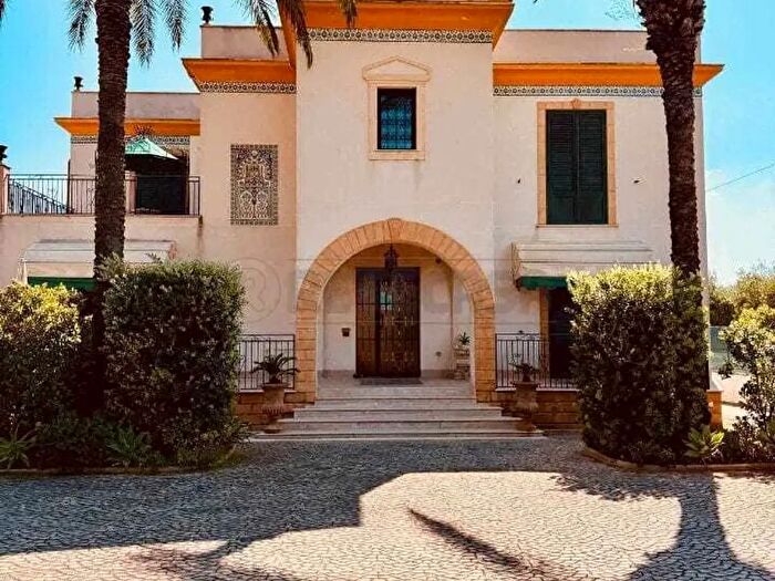 Casa con 14 locali in vendita in Castelvetrano