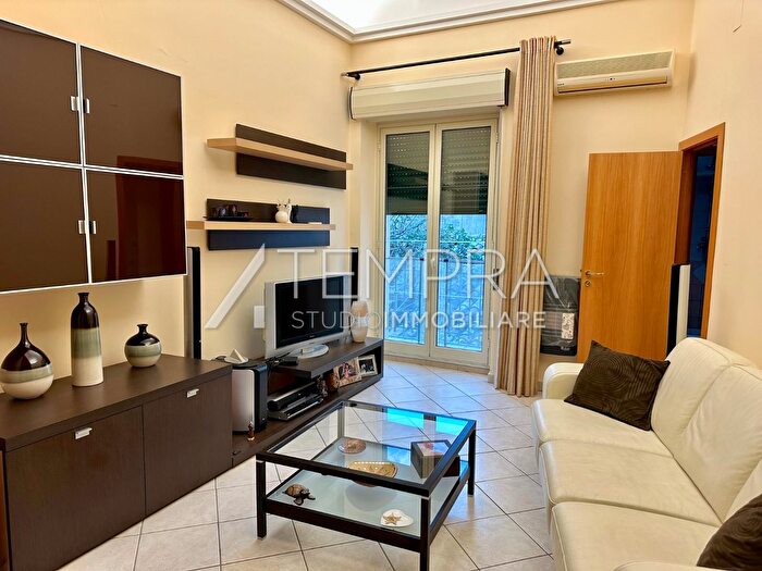 Casa con 6 locali in vendita in Adrano