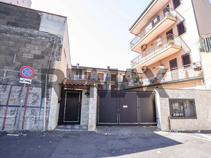 Appartamento quadrilocale in vendita in Largo Barriera, Gravina Di Catania