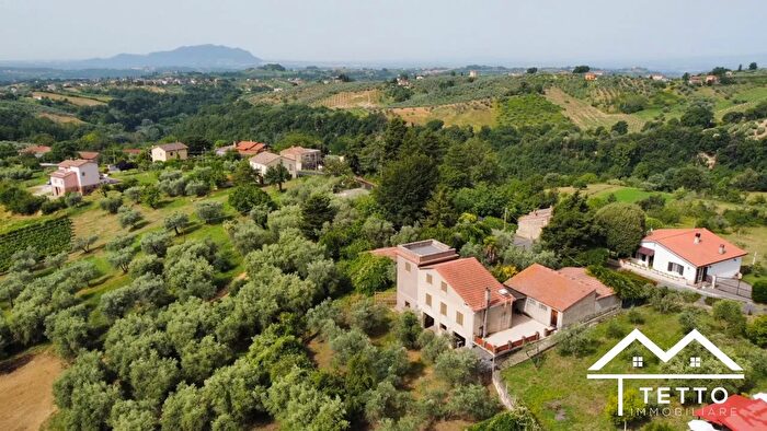 Casa con 6 locali in vendita in Vocabolo SantAgata, Torri In Sabina