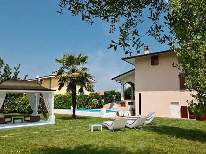 Casa con 18 locali in vendita in Punta Grò, Sirmione