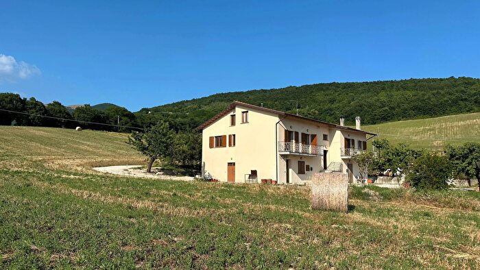 Casa con 14 locali in vendita in Via Fano, Nocera Umbra