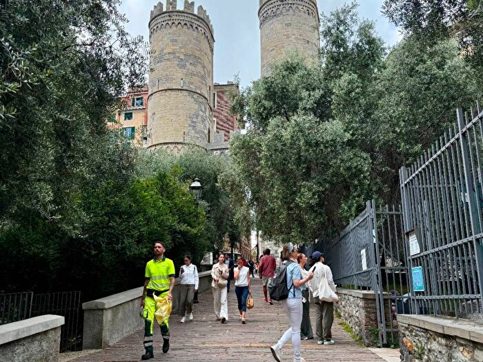 Appartamento trilocale in affitto in Salita della Fava Greca, Molo, Genova