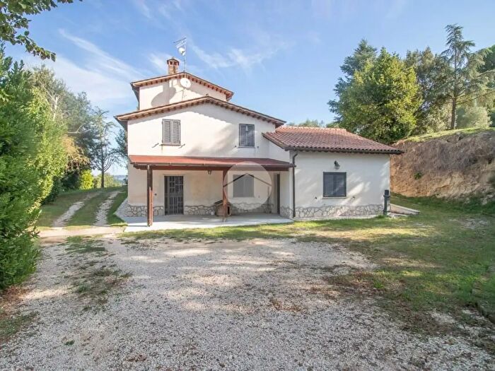 Casa con 6 locali in vendita in Via Petrabianca, Magliano Sabina