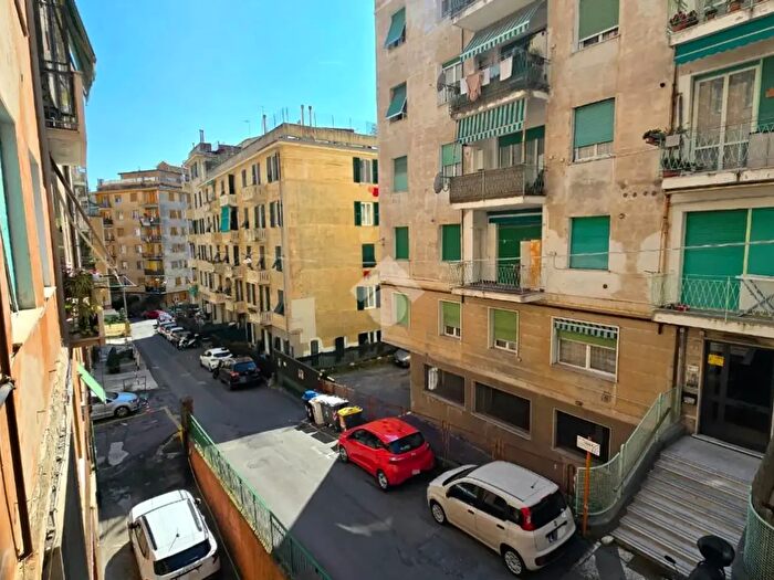 Appartamento trilocale in vendita in Viale alla Pineta, Genova