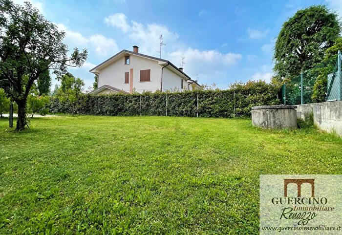 Casa con 7 locali in vendita in Via Cristoforo Colombo Cento, Cento