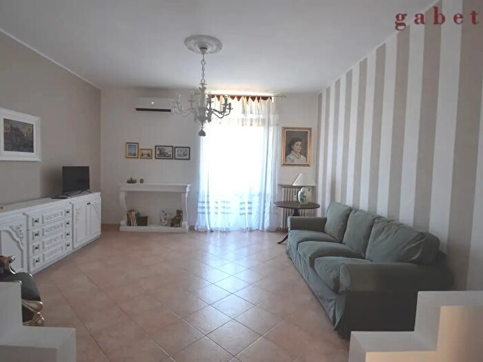 Appartamento trilocale in affitto in Via dello Stadio, Magenta