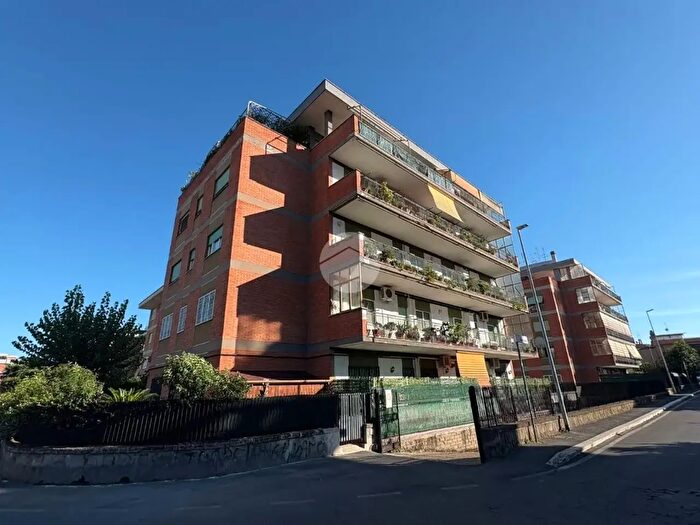 Appartamento trilocale in affitto in Via Fratelli Poggini, Roma