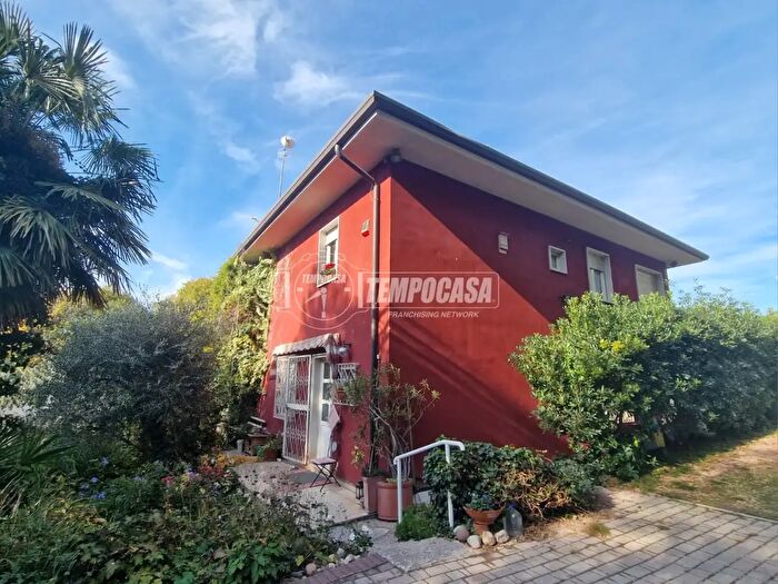 Casa con 8 locali in vendita in Strada Sopra Paerno, Bardolino