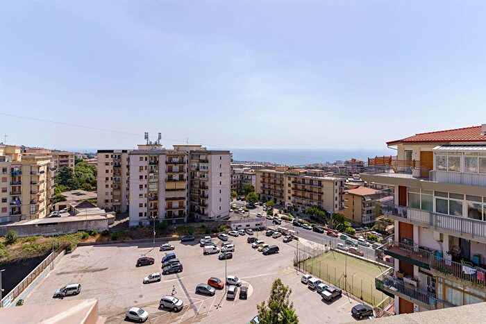 Appartamento con 8 locali in vendita in Via Petra dellOva, Tremestieri Etneo
