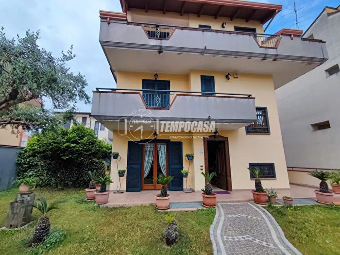 Casa con 6 locali in vendita in Via Provinciale Teverola Casaluce III Traversa, Teverola