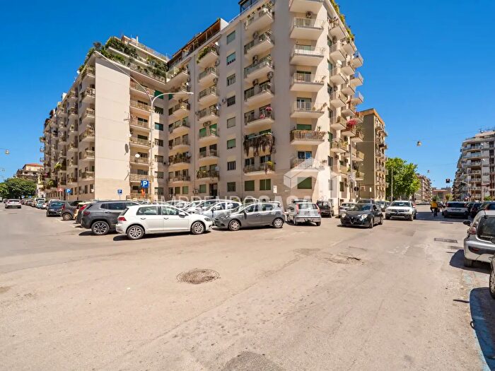 Appartamento con 5 locali in vendita in Via Edmondo De Amicis, Palermo