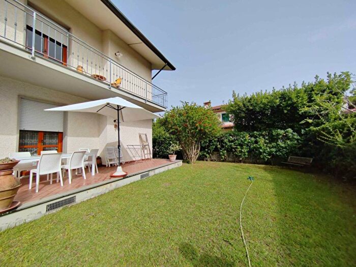 Casa con 6 locali in affitto in Via Francesco Carrara, Centro, Forte dei Marmi