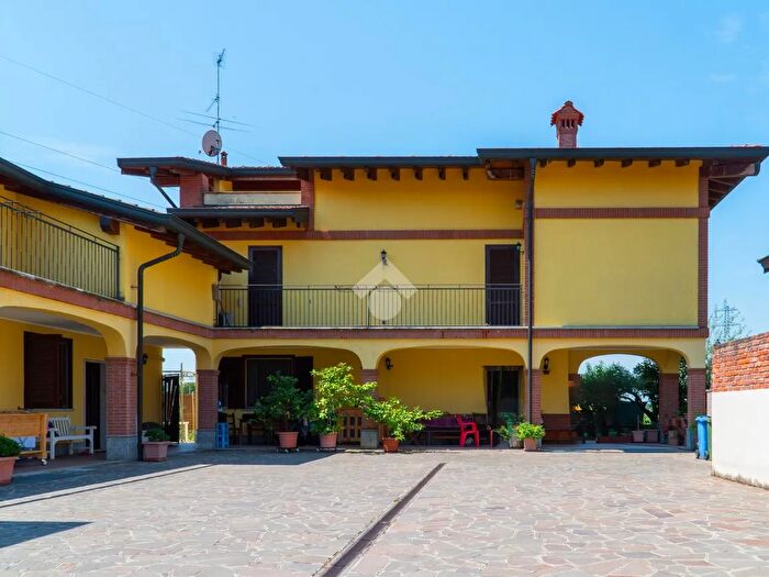 Casa quadrilocale in vendita in Via Roma, Mediglia