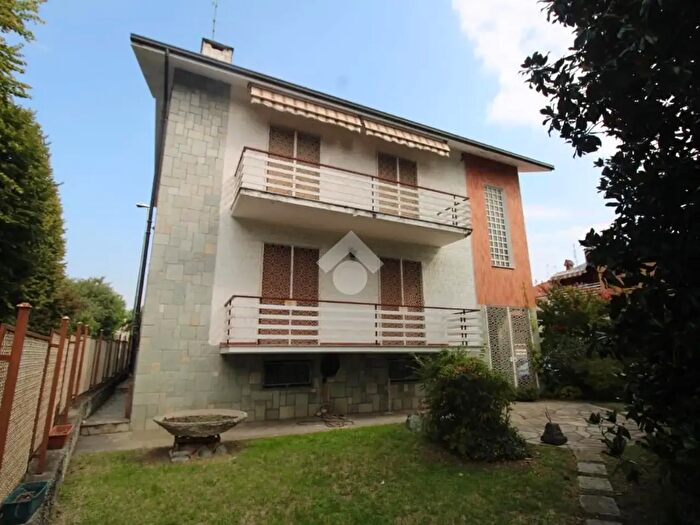 Casa con 10 locali in vendita in Via Risorgimento, Trofarello