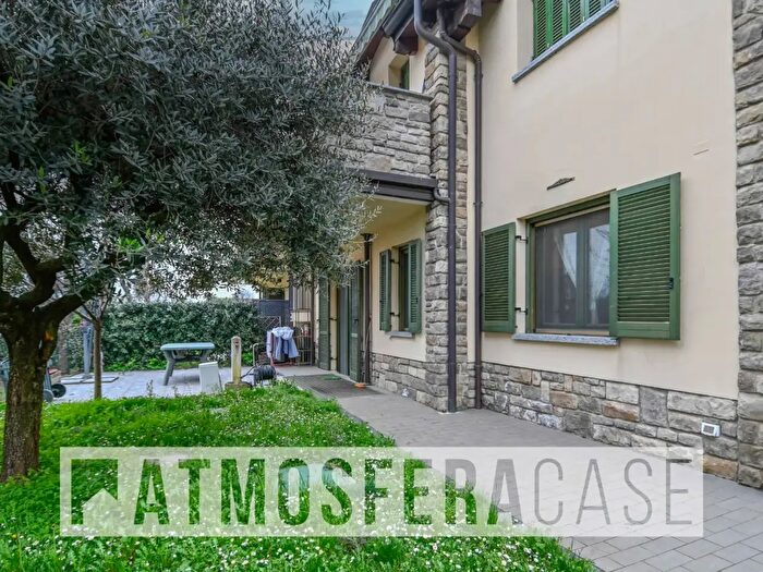 Appartamento trilocale in vendita in Via San Francesco dAssisi, Brignano Gera DAdda