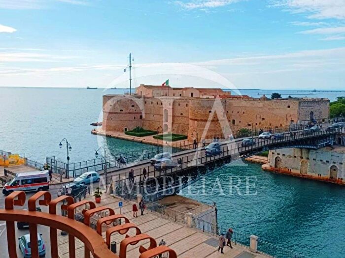 Appartamento con 5 locali in affitto in Corso Umberto I, Borgo, Taranto