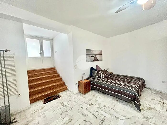 Appartamento monolocale in affitto in Via Croce Rossa, Napoli