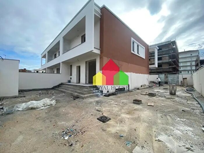 Casa con 6 locali in vendita in Via Francesco Saverio Nitti, Parete