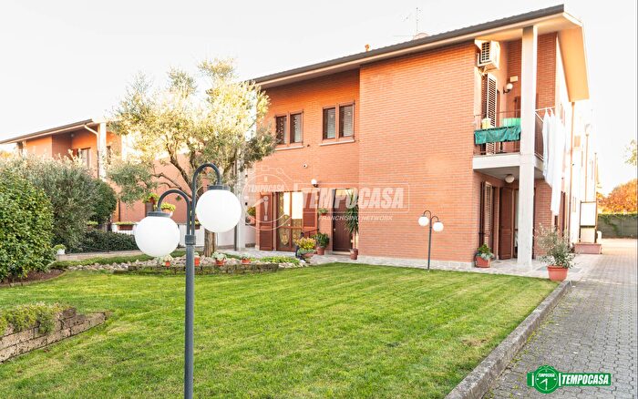 Casa quadrilocale in vendita in Via Leonardo da Vinci, Triuggio