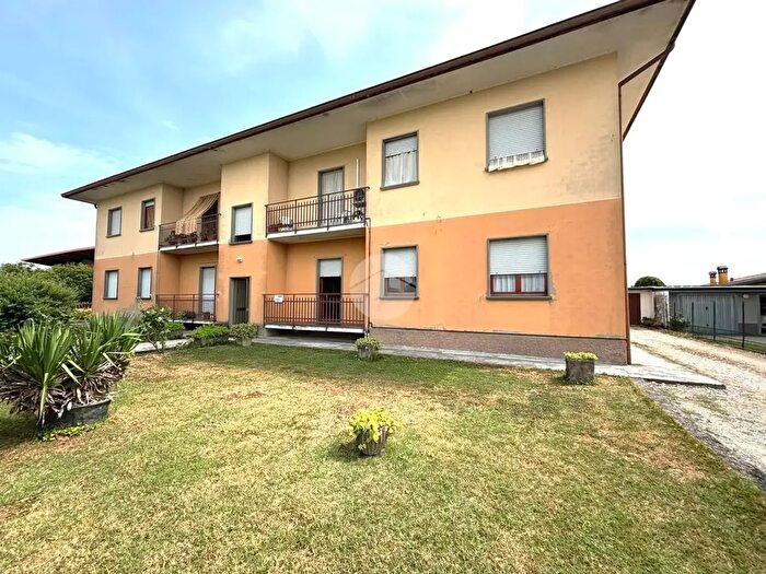 Appartamento trilocale in vendita in Via Fienili, Castel Gabbiano