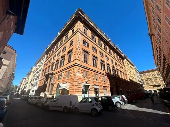 Appartamento con 6 locali in vendita in Via Raffaele Cadorna, Roma